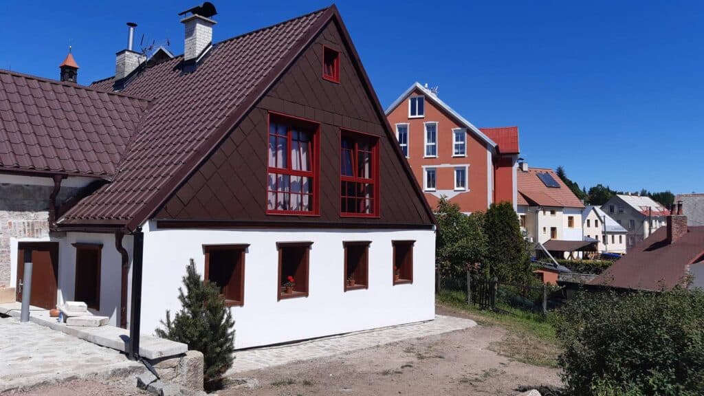 Krásná okouzlující vila s tradičním rustikálním designem, ideální pro dovolenou v Penzionu Abertham v Českém středohoří. Vyberte si útulný pobyt v historickém prostředí s výhledem na okolní krajinu.