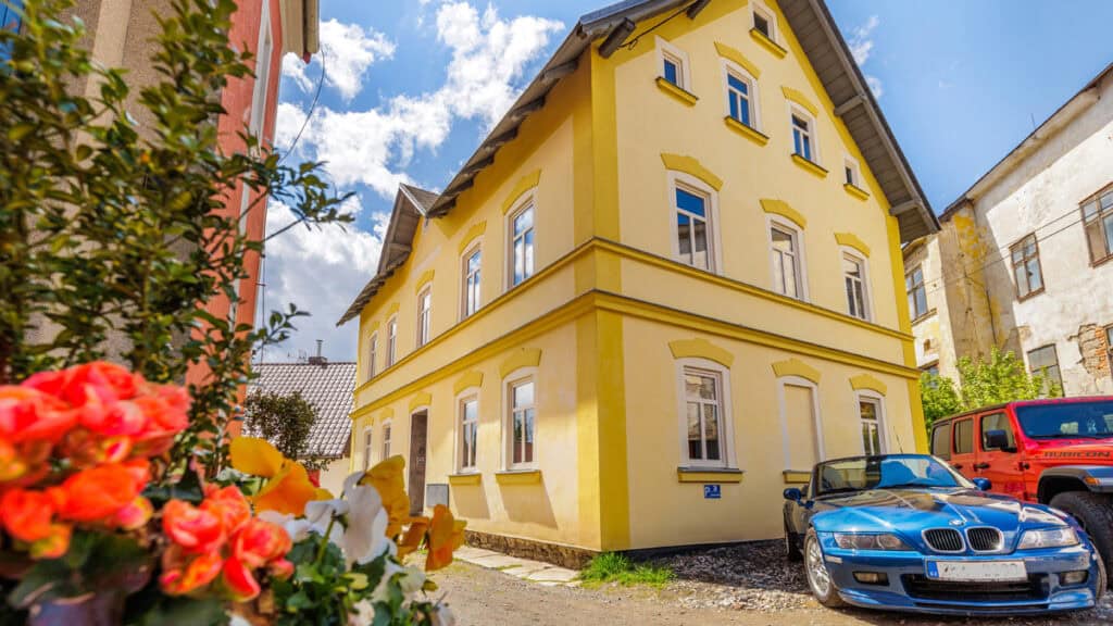 PenzionAbertham.cz - Apartmánový dům s moderním designem a parkovištěm, ideální pro ubytování v klidné části s výhledem na okolní přírodu. Perfektní ubytování pro dovolenou i služební cesty.